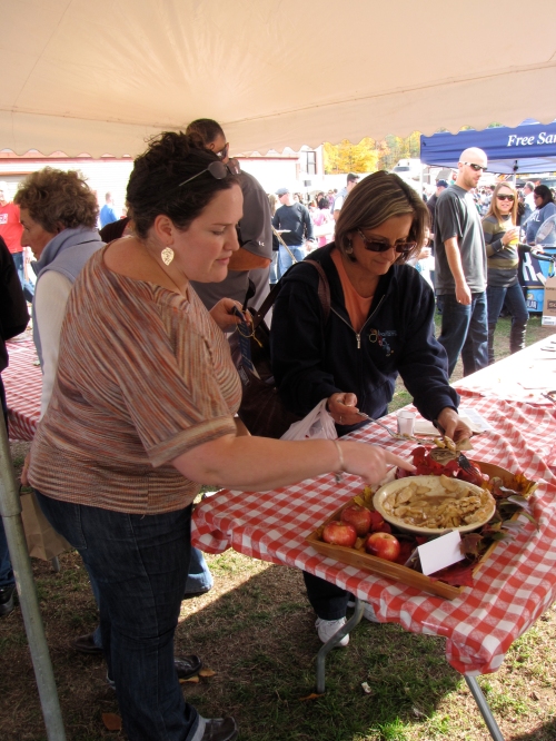 "Great New England Apple Pie" winner Lori Meiners points to her pie as a spectator prepares to sample it after the judging. (Russell Steven Powell photo)