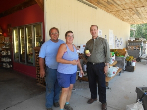 Owners Chuck and Diane Souther of Apple Hill Farm in Concord, New Hampshire, with Jim Bair, president of USApple. (Bar Lois Weeks photo)